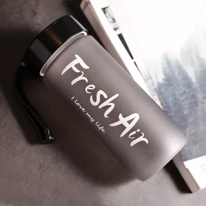 Gros plan d'une bouteille d'eau en plastique gris mat avec inscription Fresh Air blanche