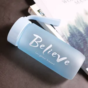 Vue détaillée d'une bouteille d'eau en plastique bleu givré avec une citation inspirante
