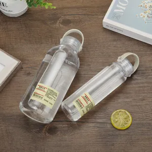 Bouteille d'eau transparente minimaliste en plastique avec sangle en silicone portable