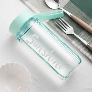 Vue détaillée de la bouteille d'eau en plastique avec imprimé Sunshine et poignée