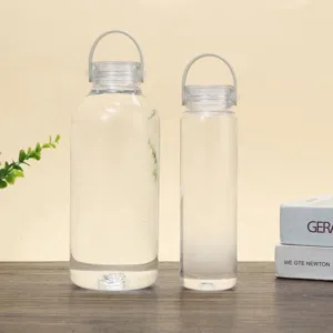 Bouteille d'eau transparente en plastique avec sangle en silicone pour le sport.