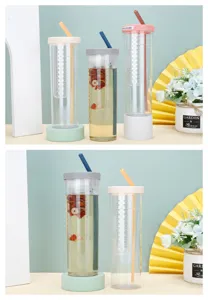 Bouteille d'eau en plastique portable avec filtre à thé et paille pliante pour thé de fruits.