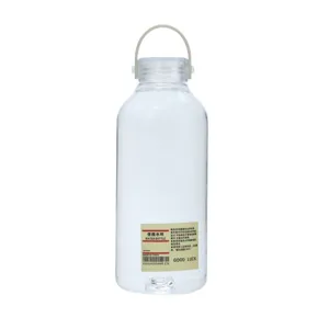 Bouteille d'eau en plastique transparent avec poignée en silicone portable, simple et pratique.