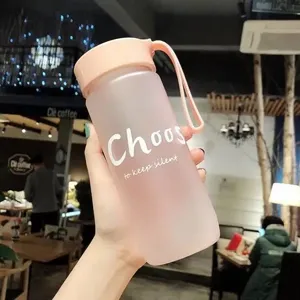 Vue détaillée d'une gourde en plastique rose givré minimaliste avec poignée