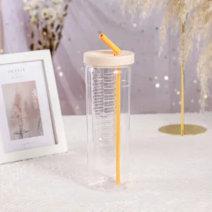 Bouteille d'eau transparente en plastique avec filtre à thé et paille pliable pour le sport quotidien.
