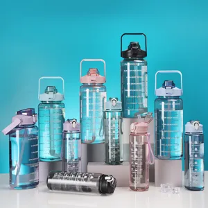 Große Plastikwasserflaschen mit Farbverlauf, Strohhalm und Zeitmarkierungen für Sport