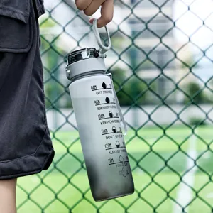 Bottiglia d'acqua sportiva sfumata con indicatori di tempo, grande capacità borraccia fitness.