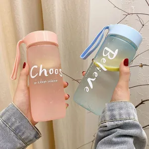 Bouteilles d'eau de sport en plastique givré rose et bleu avec des dragonnes pratiques