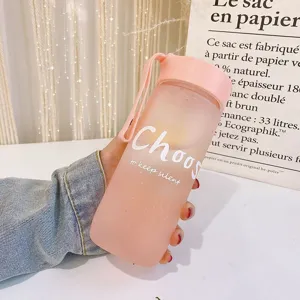 Gourde minimaliste en plastique rose dépoli avec poignée et texte blanc