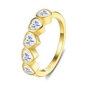 Détail d'une bague en argent S925 plaqué or avec cinq pierres en forme de cœur