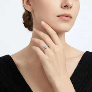 Close-up van een fonkelende moissaniet ring met gedraaide band om een vinger