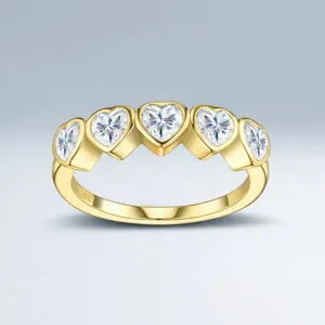 Vue détaillée d'une bague en argent S925 dorée avec cinq cristaux en forme de cœur
