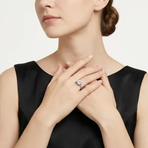 Elegante ring van moissaniet in 925 zilver gedragen door een model in een zwarte satijnen jurk
