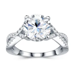 Gedetailleerd macro-aanzicht van een ronde moissanite ring met een zilveren band