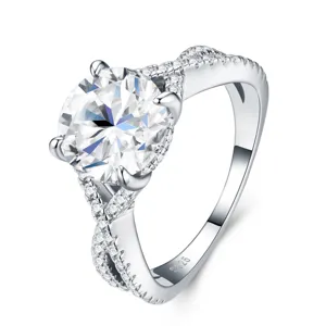 Macro-opname van moissaniet ring met gedraaide zilveren band met pavé diamanten