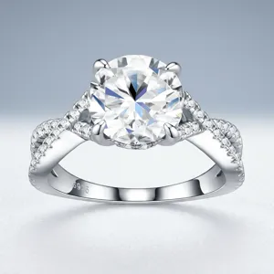 Detail van een sprankelende Moissanite-ring met gedraaide band van 925 sterling zilver.