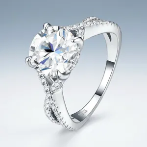 Gedetailleerde close-up van een luxe 925 zilveren moissaniet ring met gedraaide band