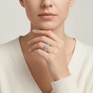 Bague de fiançailles élégante en moissanite avec placage en platine sur la main du modèle