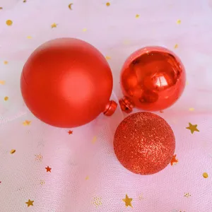 Set di palline di Natale rosse ornamenti decorativi per festa torta dessert tavola setup.