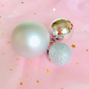 Primo piano dettagliato delle palline decorative argentate per torta e feste estetiche.