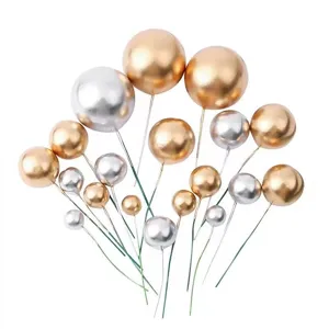Dettaglio macro di decorazioni per torte con sfere metalliche color oro e argento.