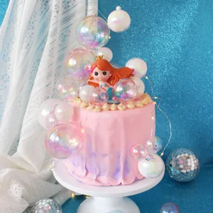 Decorazione per torta con pallina trasparente iridescente e sirena carina dettaglio.