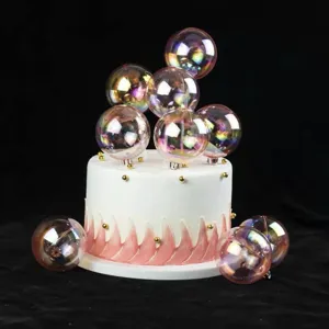 Bolle trasparenti iridescenti per decorare torte, vista dettagliata per feste di compleanno.