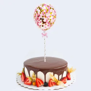 12,7 cm Konfetti-Ballon-Kuchendeko in Rosa und Gold auf einem Schokoladenkuchen.