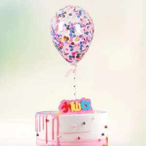 Detailaufnahme eines 5-Zoll-Pailletten-Ballons als Kuchendekoration mit buntem Stecker