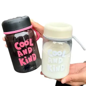 Bouteilles d'eau portables en plastique avec inscription 'COOL AND KIND' pour l'extérieur