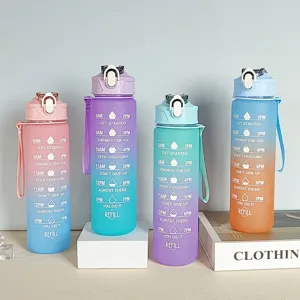 Botella de agua de plástico degradado con marcador de tiempo y correa de deporte 750ml