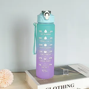 Vista detallada de la botella de agua de plástico degradado con marcador de hora.