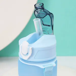 Dettaglio di borraccia in plastica azzurra con cannuccia e coperchio a scatto trasparente