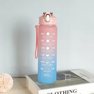 Botella de agua de plástico degradado con marcador de tiempo y correa para fitness 750ml