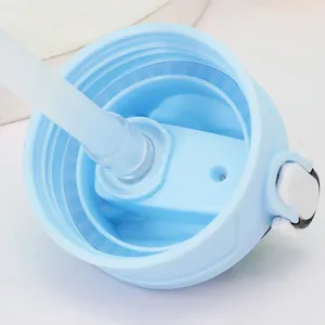Vista macro dettagliata del coperchio della bottiglia d'acqua in plastica blu con cannuccia