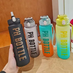 Vier farbige mattierte Plastik-Sportwasserflaschen mit Strohhalmen