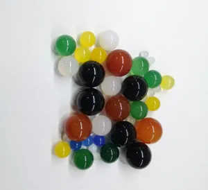 Assortimento di perle tonde in agata 7A di varie dimensioni e colori per creazioni artigianali.