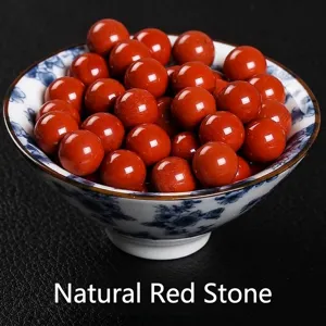 Primo piano dettagliato di pietre di diaspro rosso naturale lucidate in una ciotola