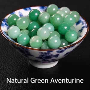 Vista ravvicinata di perle di avventurina verde naturale senza foro in una ciotola