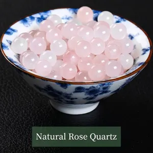 Vista dettagliata di perle di cristallo di quarzo rosa naturale in una ciotola d'arte