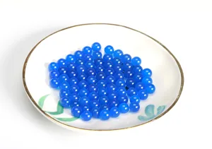 Primo piano di perle tonde in agata blu 7A non porose per accessori di gioielli DIY