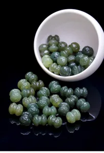 Dettaglio ravvicinato di perle di loto gemelle in giada Hetian naturale per gioielli
