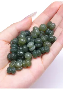 Primo piano dettagliato di perle a forma di loto in giada Hetian verde naturale.