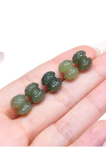 Dettaglio di perle di loto in giada Hetian verde naturale intagliate a mano per gioielli.