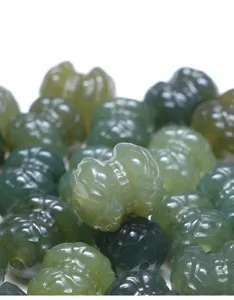 Dettaglio macro di perle di loto in giada Hetian verde intagliate per creazioni fai da te