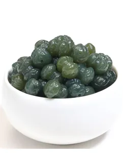 Dettaglio macro di perle di loto in giada verde naturale per la creazione di gioielli