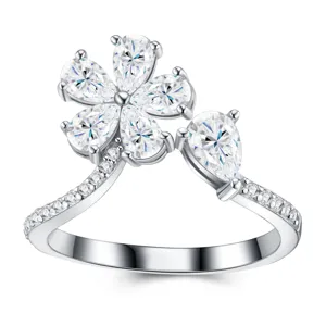 Detailweergave van elegante moissaniet bloemring met peerslijpsel in zilver.