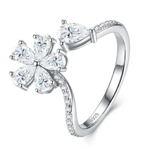 Detailopname van de peervormige moissaniet bloem op de S925 zilveren ringband.