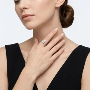 Gedetailleerd overzicht van een elegante peervormige moissanite bloemring op hand