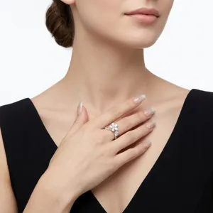 Detailopname van elegante moissaniet bloemring aan de hand van een vrouw